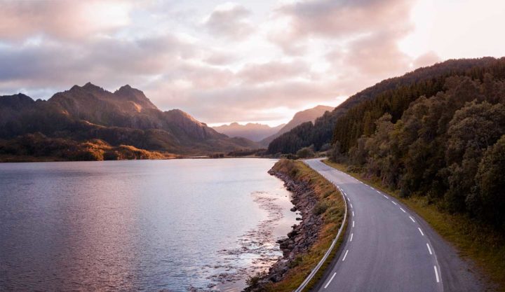 DekkTeam sommerdekk bilde med vei, skog og fjord