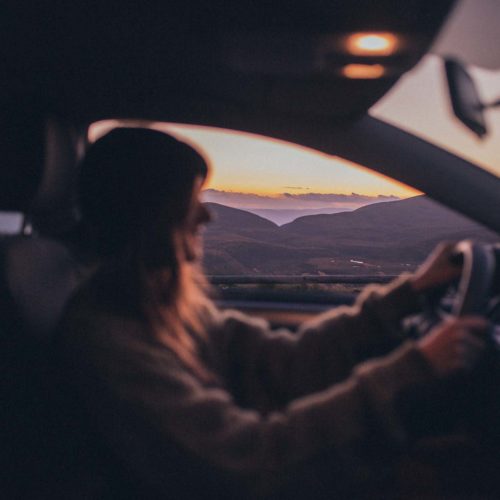 Kvinne som kjører bil